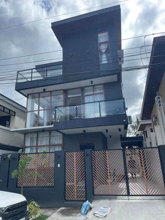 Xavier Estate Residence: Vertical facade composition